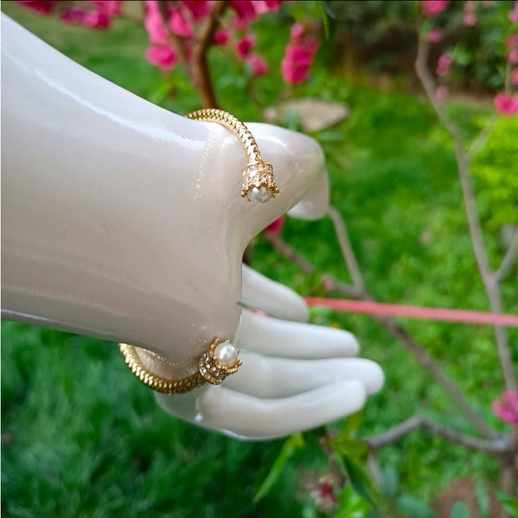 Juicy Couture Gold Tone Faux Pearl Open Bangle NWT - Picture 3 of 5